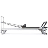 Elina Pilates Mentor Reformer aus Aluminium, Seitenansicht mit flach gestellter Fußstange