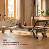 Elina Pilates Mentor Reformer aus Aluminium in einem hellen Pilates-Studio mit Holz und Leinen