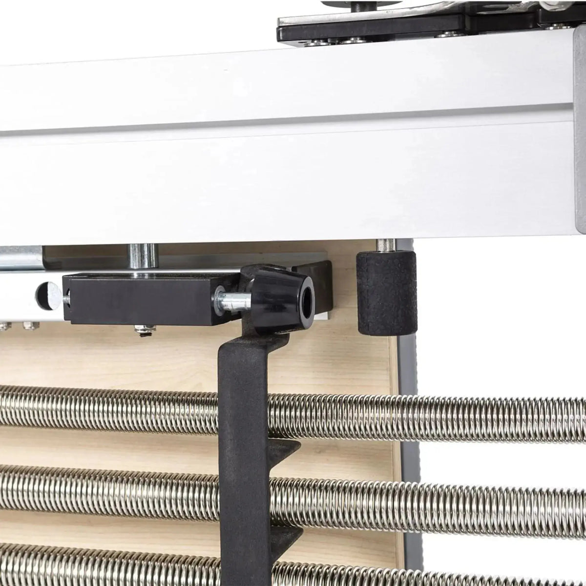 Elina Pilates Mentor Reformer mit Tower aus Aluminium – Detail von Federn und Stopper unter dem Aluminiumrahmen