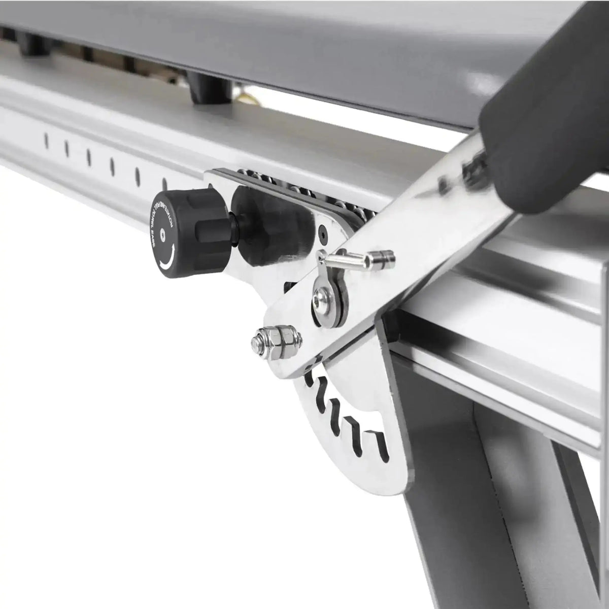 Elina Pilates Mentor Reformer mit Tower aus Aluminium – Detail der Verstellung der Fußstange am Aluminiumrahmen