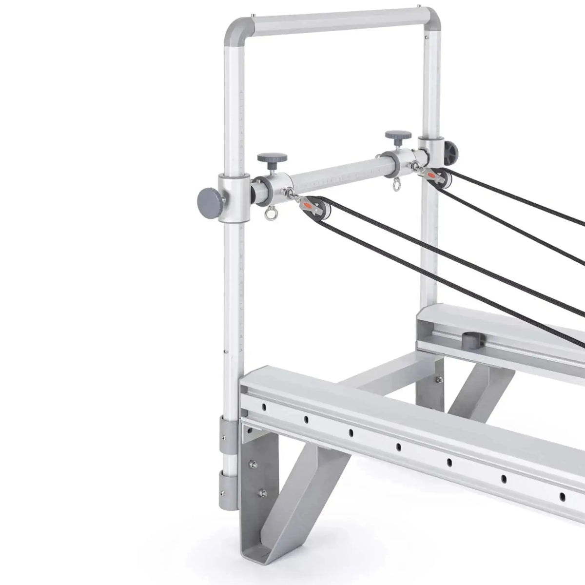 Elina Pilates Mentor Reformer mit Tower aus Aluminium – Detail des Tower-Rahmens mit Seilrollen und Klemmen