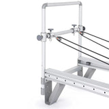 Elina Pilates Mentor Reformer mit Tower aus Aluminium – Detail des Tower-Rahmens mit Seilrollen und Klemmen