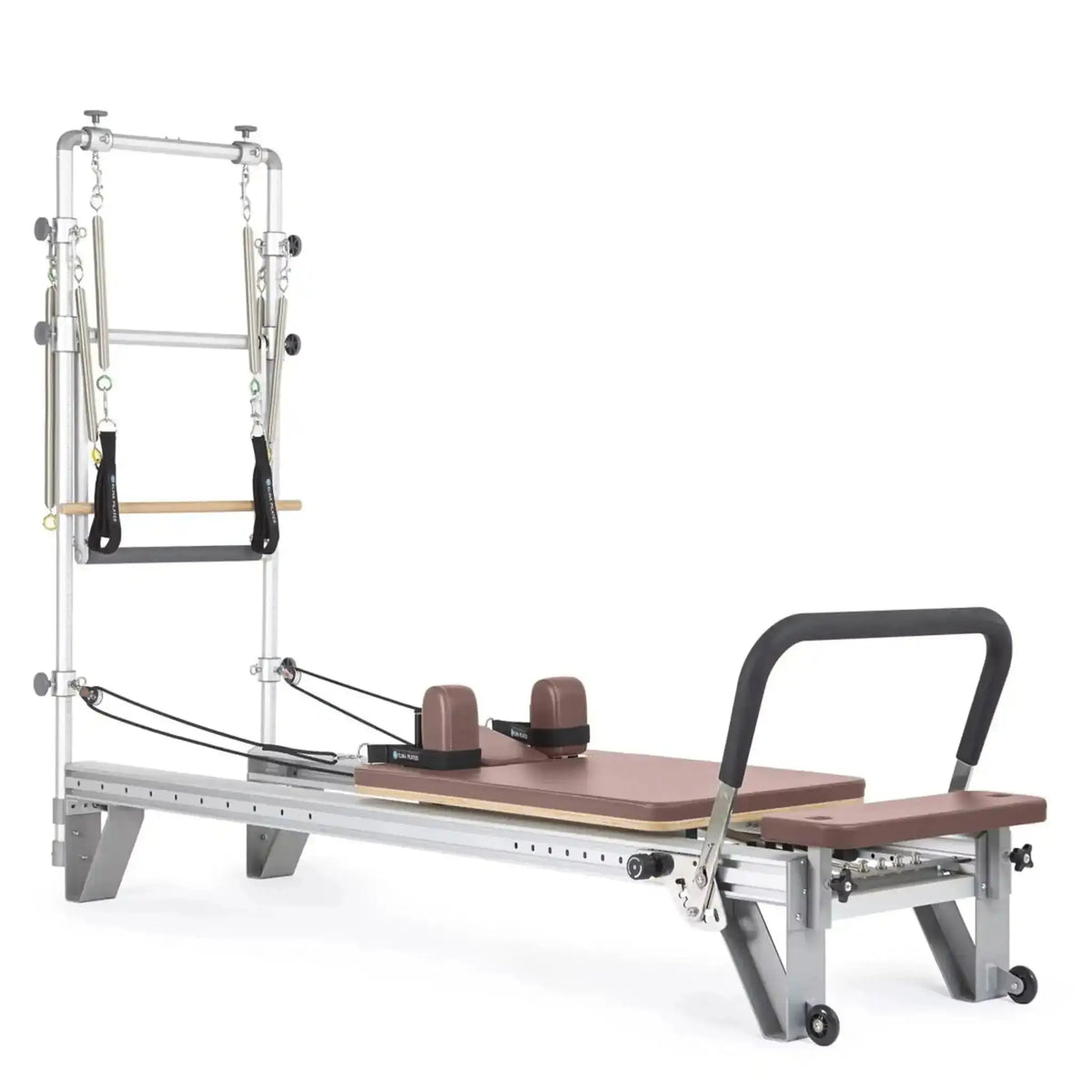 Elina Pilates Mentor Reformer mit Tower aus Aluminium – Schrägansicht mit Aluminiumrahmen und Polstern in Altrosa