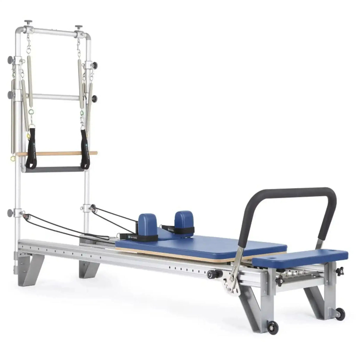 Elina Pilates Mentor Reformer mit Tower aus Aluminium – Schrägansicht mit Polstern in Blau, freigestellt vor weißem Hintergrund
