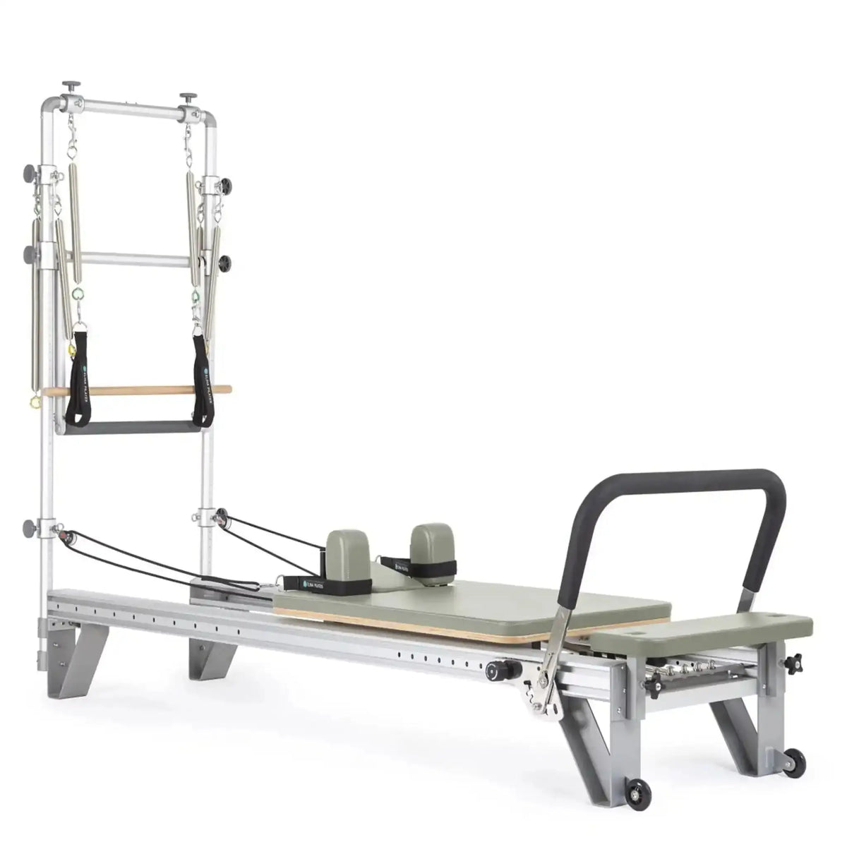Elina Pilates Mentor Reformer mit Tower aus Aluminium – Schrägansicht mit Polstern in Eukalyptus, freigestellt vor weißem Hintergrund