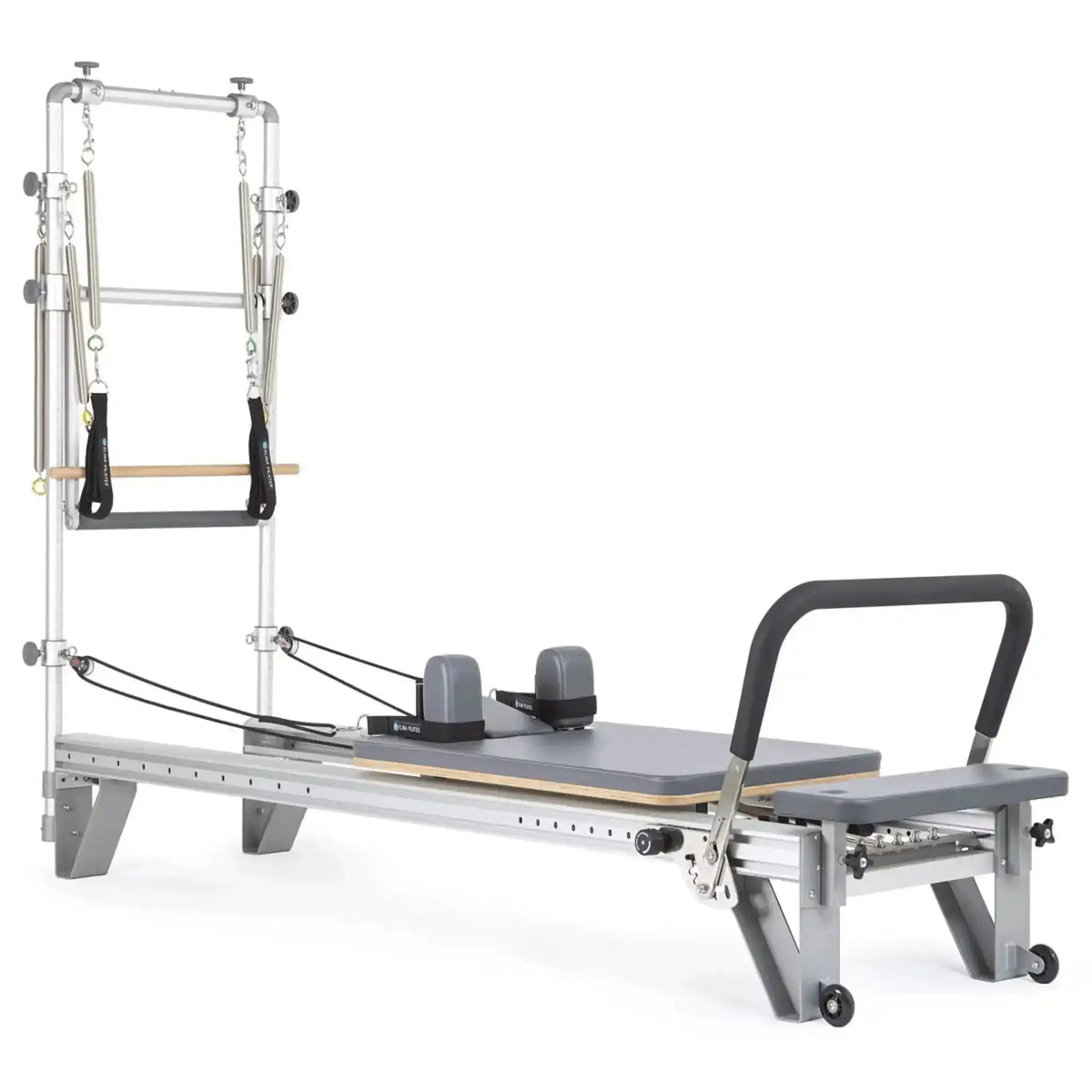 Elina Pilates Mentor Reformer mit Tower aus Aluminium – Schrägansicht mit Polstern in Grau, freigestellt vor weißem Hintergrund