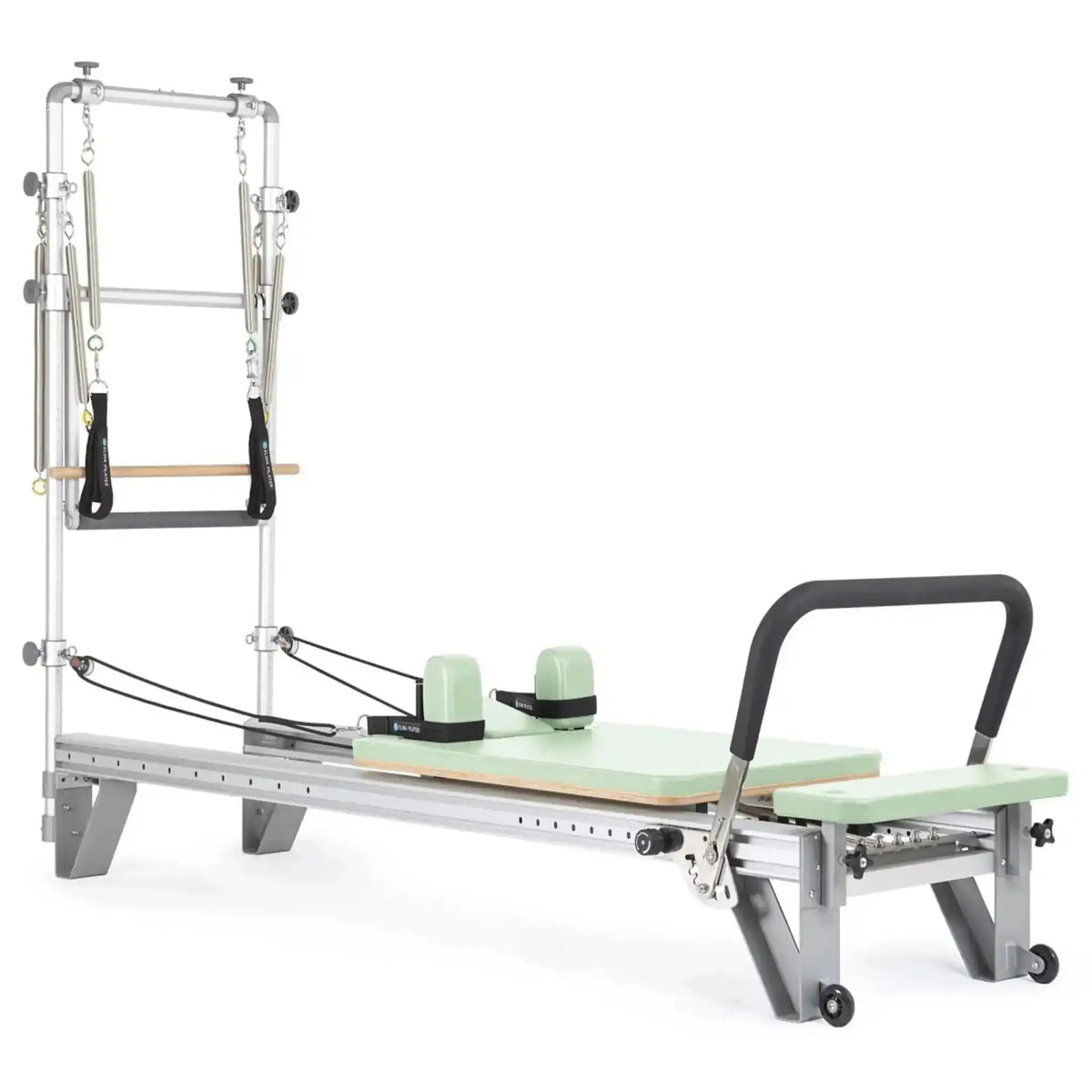 Elina Pilates Mentor Reformer mit Tower aus Aluminium – Schrägansicht mit Polstern in Grün, freigestellt vor weißem Hintergrund