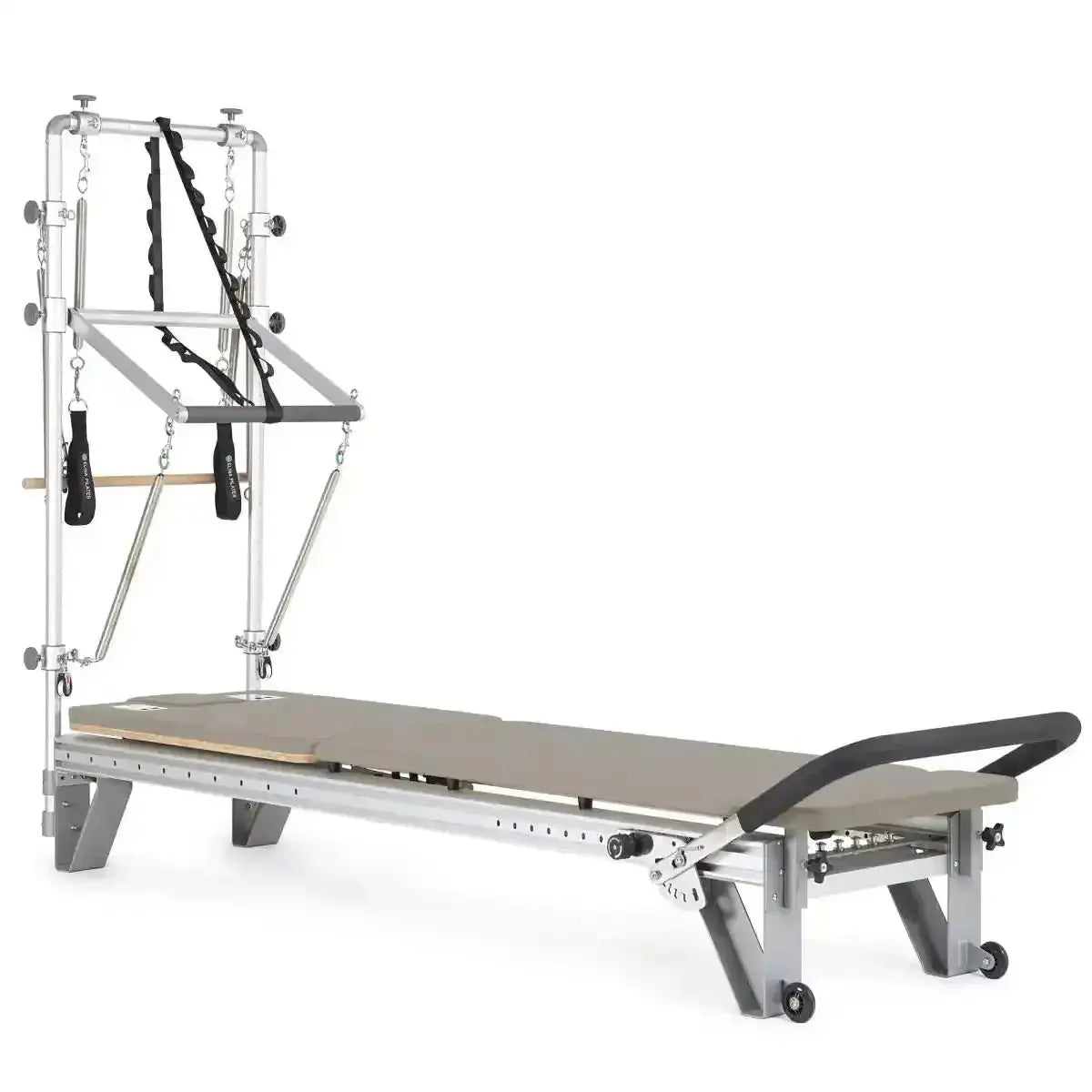 Elina Pilates Mentor Reformer mit Tower aus Aluminium – Schrägansicht mit Polstern in Mokka, freigestellt vor weißem Hintergrund