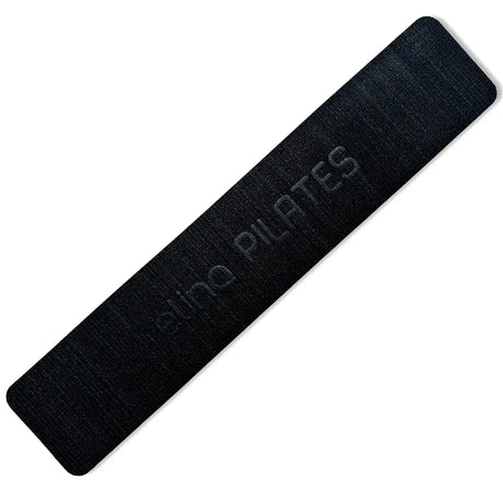 Elina Pilates Mini Non Slip Pad rutschfeste Auflage, schräg liegend mit eingeprägtem Schriftzug