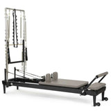 Elina Pilates Nubium Black Edition mit Tower, Schrägansicht mit Tower, Federn und grauem Polster