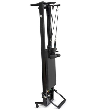 Elina Pilates Nubium Black Edition mit Tower, senkrecht aufgestellt in Seitenansicht mit Rollen