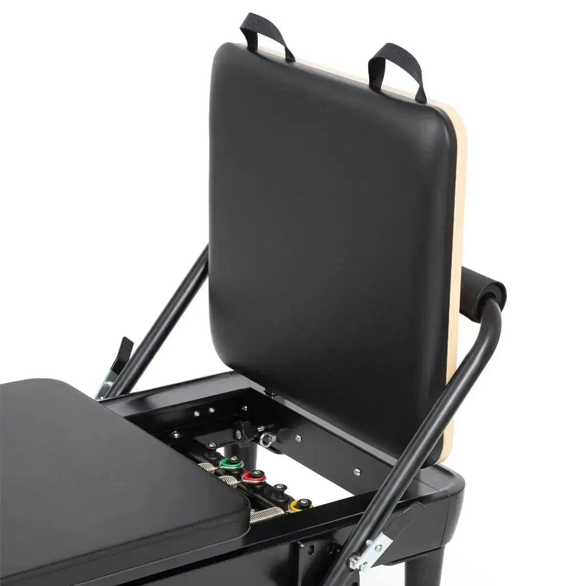 Elina Pilates Nubium Black Edition Reformer aus schwarzem Aluminium im Detail: gepolsterte Box auf dem Schlitten