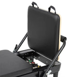Elina Pilates Nubium Black Edition Reformer aus schwarzem Aluminium im Detail: gepolsterte Box auf dem Schlitten