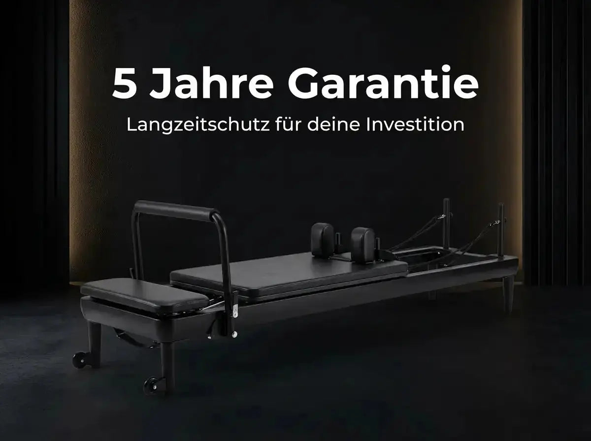 Elina Pilates Nubium Black Edition Reformer aus schwarzem Aluminium in Schrägansicht vor dunklem Hintergrund mit Box