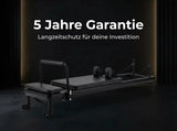 Elina Pilates Nubium Black Edition Reformer aus schwarzem Aluminium in Schrägansicht vor dunklem Hintergrund mit Box
