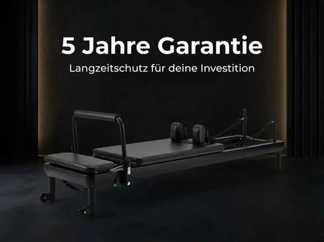 Elina Pilates Nubium Black Edition Reformer aus schwarzem Aluminium in Schrägansicht vor dunklem Hintergrund mit Box