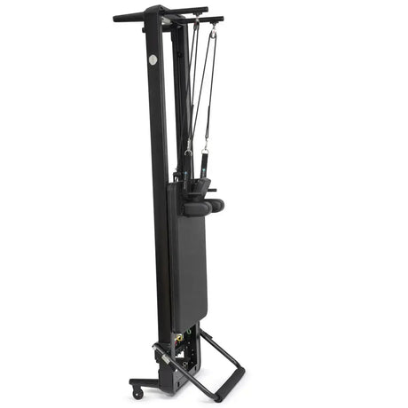 Elina Pilates Nubium Black Edition Reformer aus schwarzem Aluminium hochkant aufgestellt zum platzsparenden Verstauen