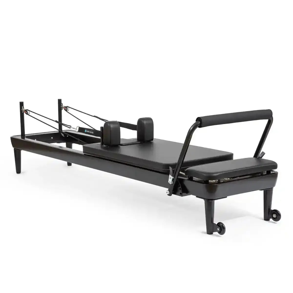Elina Pilates Nubium Black Edition Reformer aus schwarzem Aluminium in Schrägansicht mit Schulterstützen und Fußstange