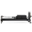 Elina Pilates Nubium Black Edition Reformer aus schwarzem Aluminium in Seitenansicht mit Box und Tower-Stange