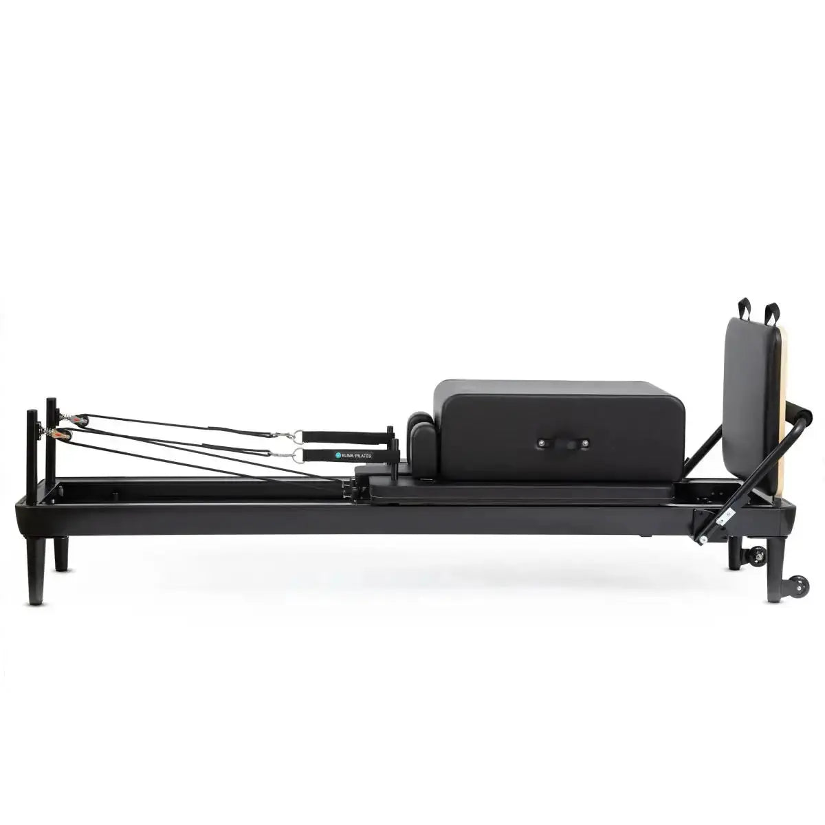 Elina Pilates Nubium Black Edition Reformer aus schwarzem Aluminium in Seitenansicht mit Box und Tower-Stange