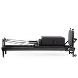 Elina Pilates Nubium Black Edition Reformer aus schwarzem Aluminium in Seitenansicht mit Box und Tower-Stange