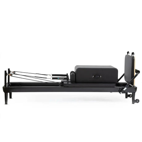 Elina Pilates Nubium Black Edition Reformer aus schwarzem Aluminium in Seitenansicht mit Box und Tower-Stange