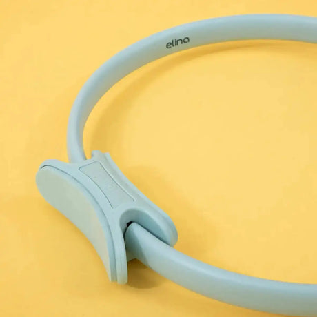 Elina Pilates Pilates-Ring in Hellblau, Detail des gepolsterten Griffs vor gelbem Hintergrund