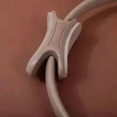 Elina Pilates Pilates-Ring in Taupe, Nahaufnahme des Griffpolsters vor braunem Hintergrund