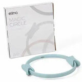 Elina Pilates Pilates-Ring in Hellblau vor der weißen Verpackung, Schrägansicht auf weißem Hintergrund