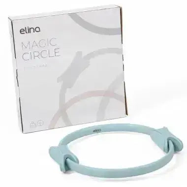 Elina Pilates Pilates-Ring in Hellblau vor der weißen Verpackung, Schrägansicht auf weißem Hintergrund