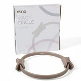 Elina Pilates Pilates-Ring in Taupe vor der weißen Verpackung, Frontansicht auf weißem Hintergrund