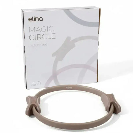 Elina Pilates Pilates-Ring in Taupe vor der weißen Verpackung, Frontansicht auf weißem Hintergrund