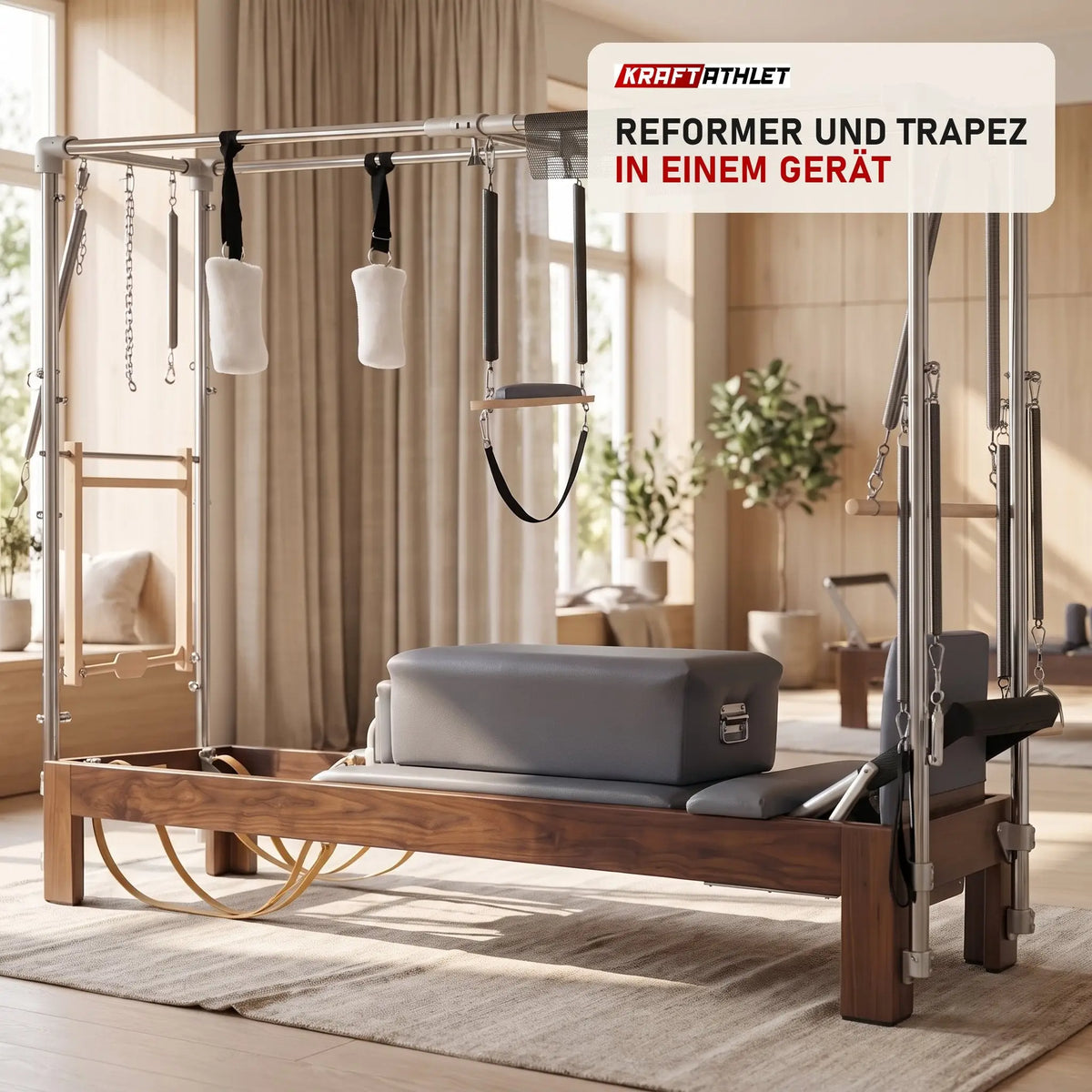 Elina Pilates Reformer Cadillac Klassisch Dunkles Holz in einem hellen Pilates-Studio mit Holz und Leinen
