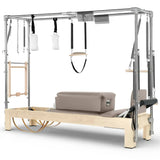 Elina Pilates Reformer Cadillac Klassisch Naturholz, Seitenansicht mit Polstern in Mokka und Trapez-Rahmen