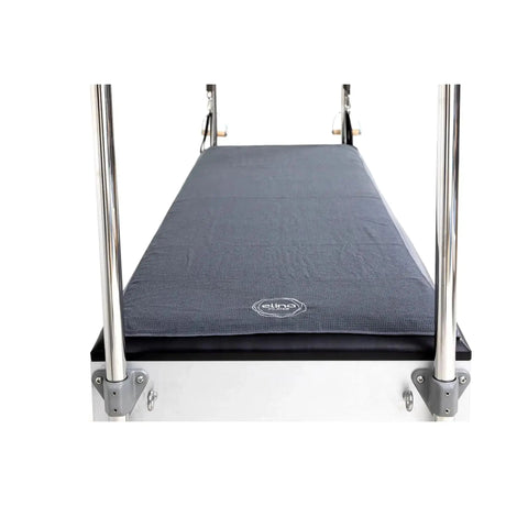 Elina Pilates Reformer-Handtuch lang in Grau, auf dem Reformer-Schlitten ausgelegt, Draufsicht
