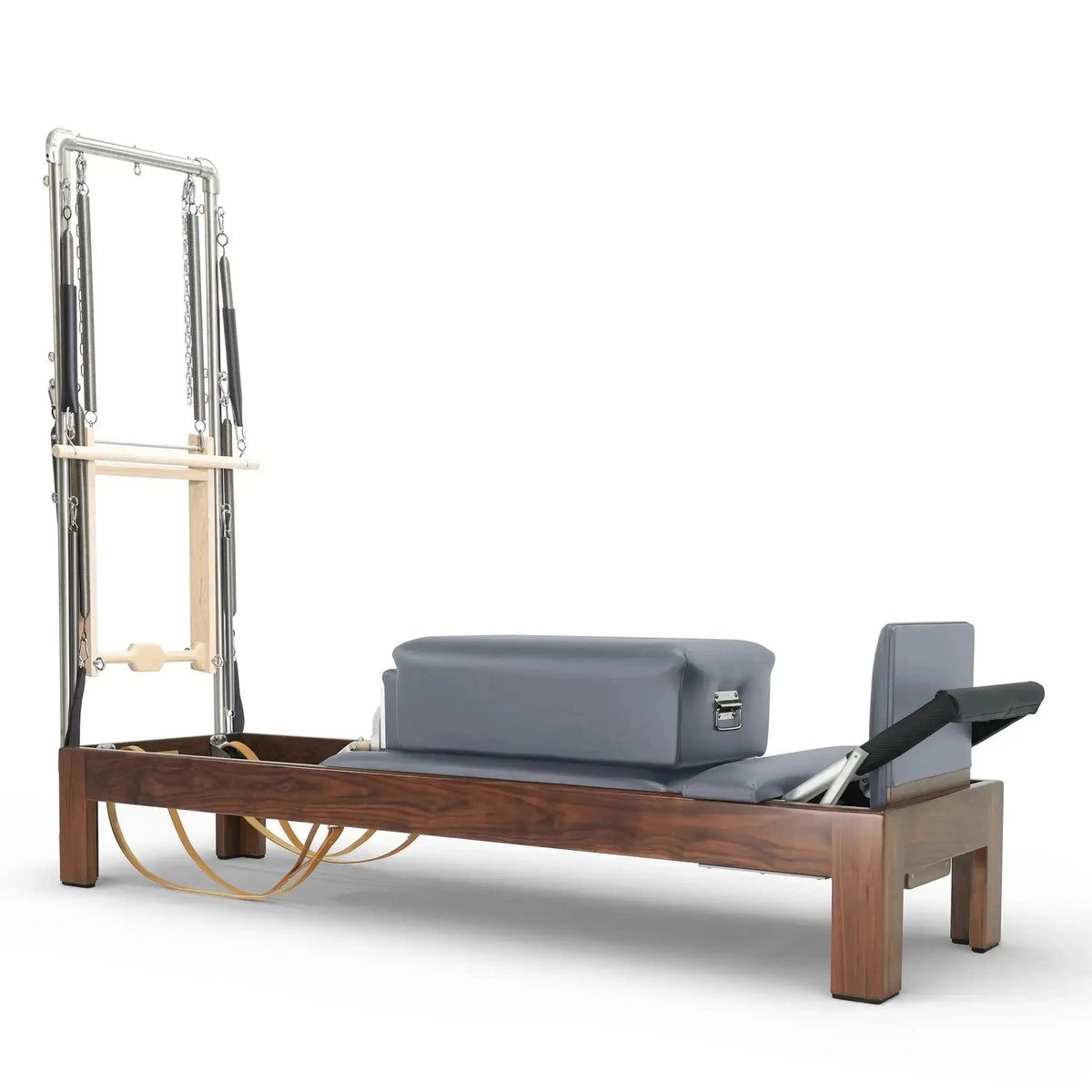 Elina Pilates Reformer Klassisch Dunkles Holz mit Tower, Schrägansicht mit grauen Polstern und dunklem Holzrahmen