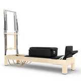 Elina Pilates Reformer Klassisch Naturholz mit Tower, Seitenansicht mit schwarzen Polstern