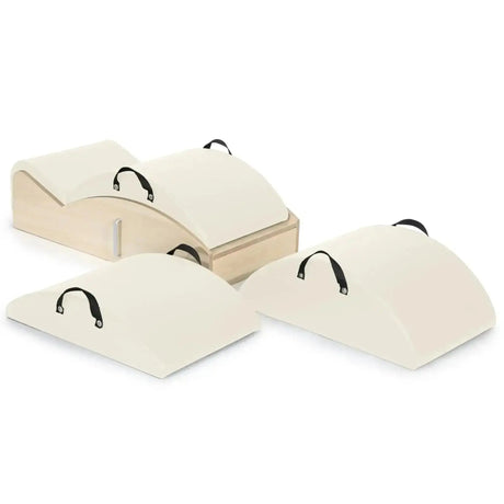 Elina Pilates Spine Corrector 3 in 1 in Elfenbein, Einzelteile nebeneinander: Holzsockel und drei Polsteraufsätze