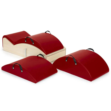 Elina Pilates Spine Corrector 3 in 1 in Rot, Einzelteile nebeneinander: Holzsockel und drei Polsteraufsätze mit Griffen
