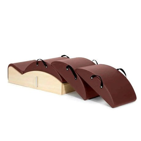 Elina Pilates Spine Corrector 3 in 1 in Altrosa, Schrägansicht mit Holzsockel und drei Polsteraufsätzen