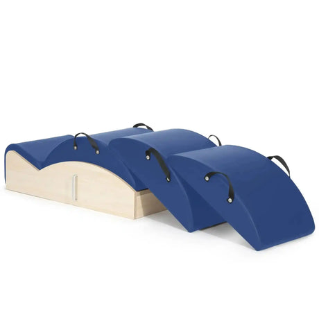 Elina Pilates Spine Corrector 3 in 1 in Blau, Schrägansicht mit Holzsockel und drei Polsteraufsätzen