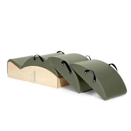 Elina Pilates Spine Corrector 3 in 1 in Eisberg-Grün, Schrägansicht mit Holzsockel und drei Polsteraufsätzen