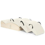 Elina Pilates Spine Corrector 3 in 1 in Elfenbein, Schrägansicht mit Holzsockel und drei Polsteraufsätzen