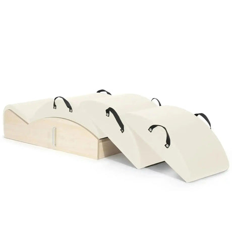 Elina Pilates Spine Corrector 3 in 1 in Elfenbein, Schrägansicht mit Holzsockel und drei Polsteraufsätzen