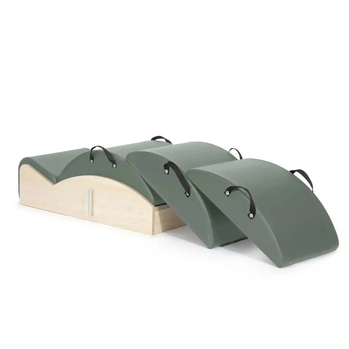Elina Pilates Spine Corrector 3 in 1 in Eukalyptus, Schrägansicht mit Holzsockel und drei Polsteraufsätzen
