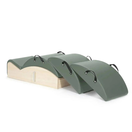 Elina Pilates Spine Corrector 3 in 1 in Eukalyptus, Schrägansicht mit Holzsockel und drei Polsteraufsätzen