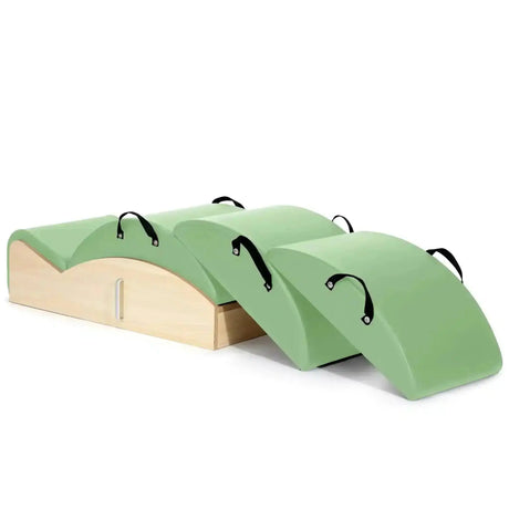Elina Pilates Spine Corrector 3 in 1 in Grün, Schrägansicht mit Holzsockel und drei Polsteraufsätzen