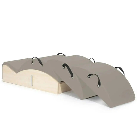 Elina Pilates Spine Corrector 3 in 1 in Mokka, Schrägansicht mit Holzsockel und drei Polsteraufsätzen