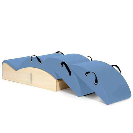 Elina Pilates Spine Corrector 3 in 1 in Ozeanblau, Schrägansicht mit Holzsockel und drei Polsteraufsätzen