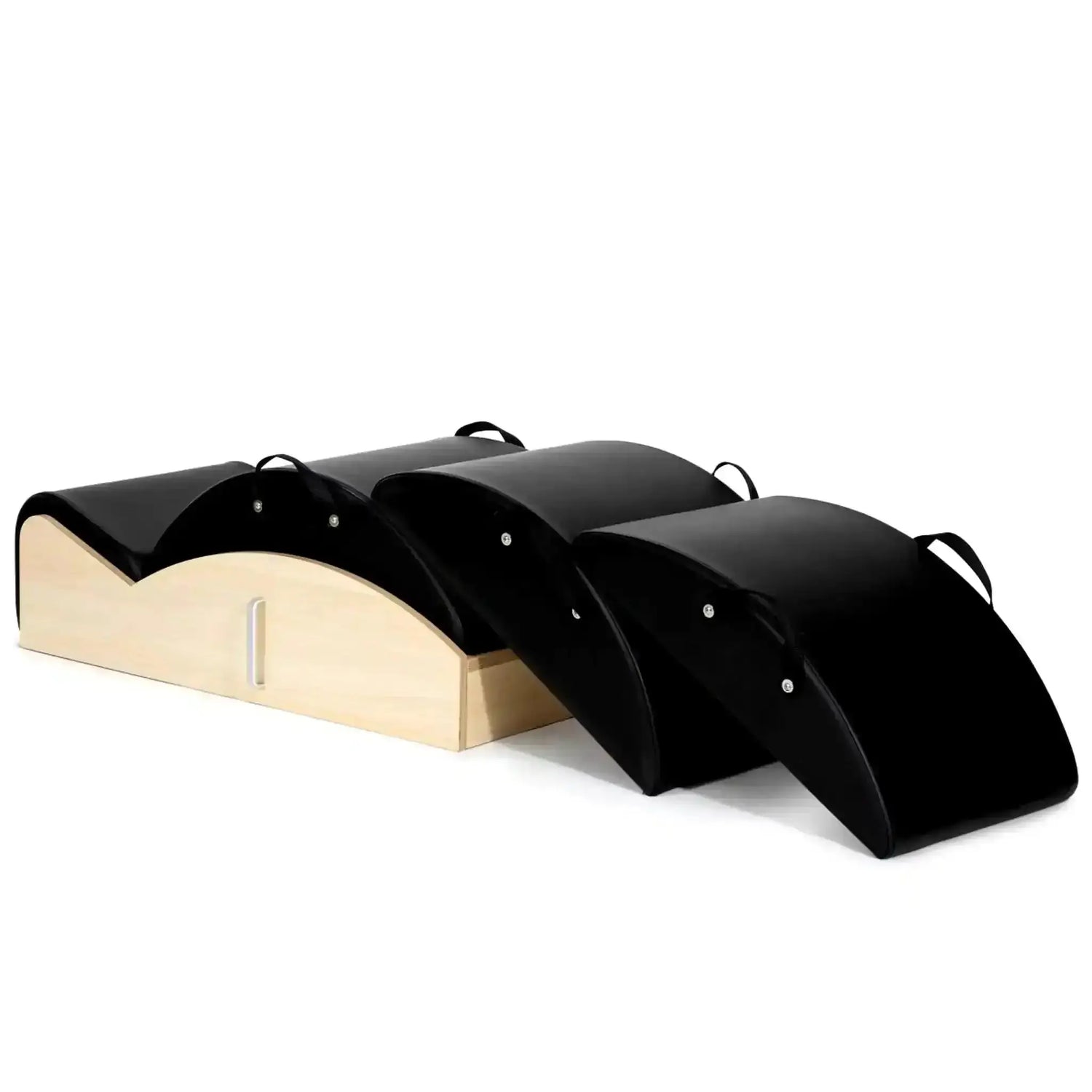Elina Pilates Spine Corrector 3 in 1 in Schwarz, Schrägansicht mit Holzsockel und drei Polsteraufsätzen